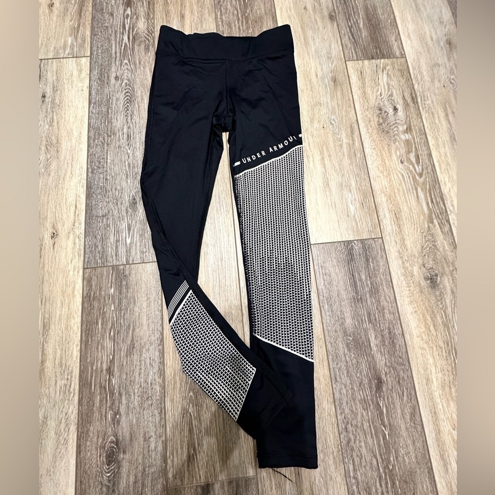 🛍️ Under Armour black with white legging. New condition.